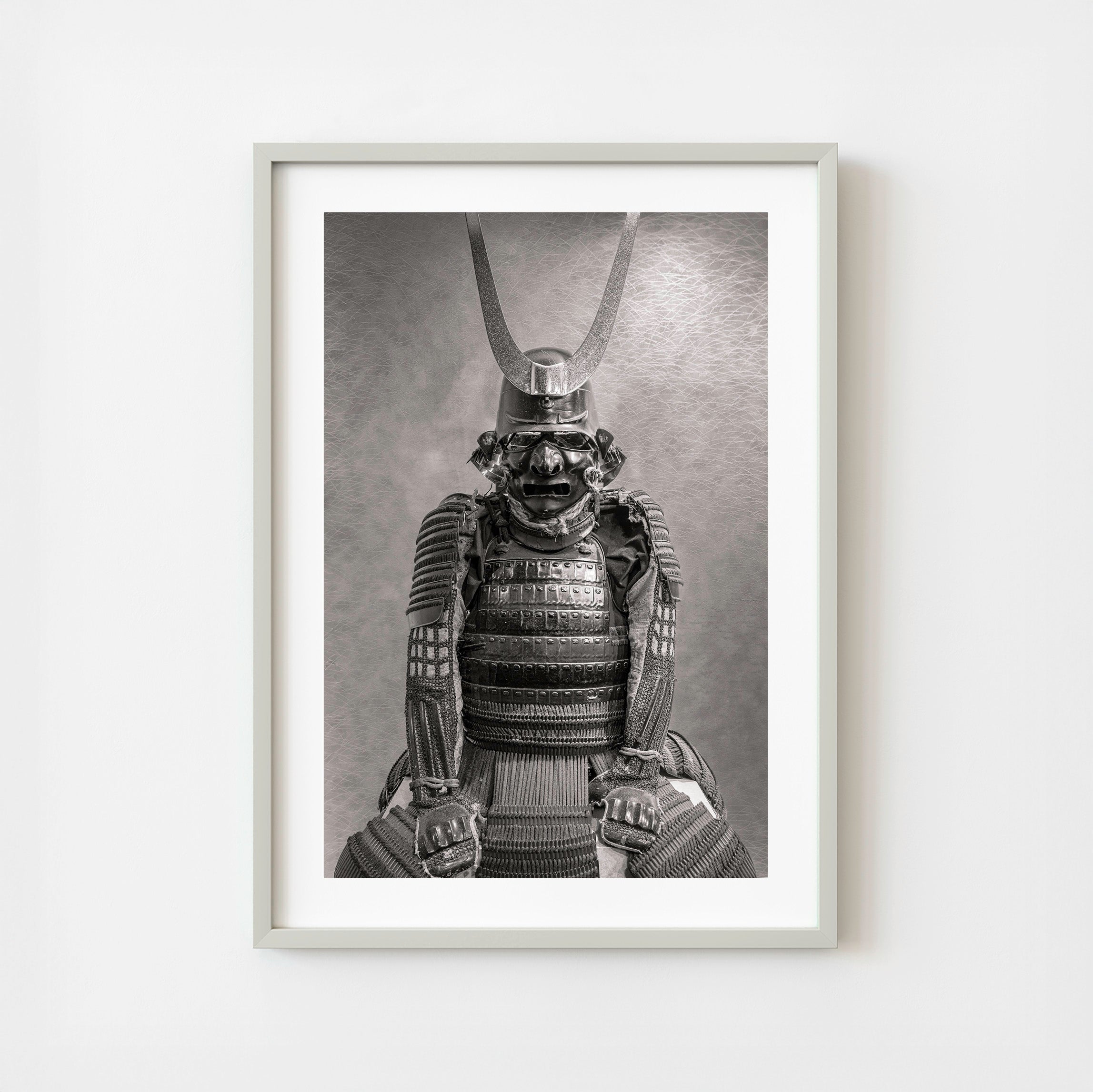日本刺繍アート作品 武士の鎧 デザイン 三日月の紋章 サムライアーマー モノクローム 壁アートプリント – Dan