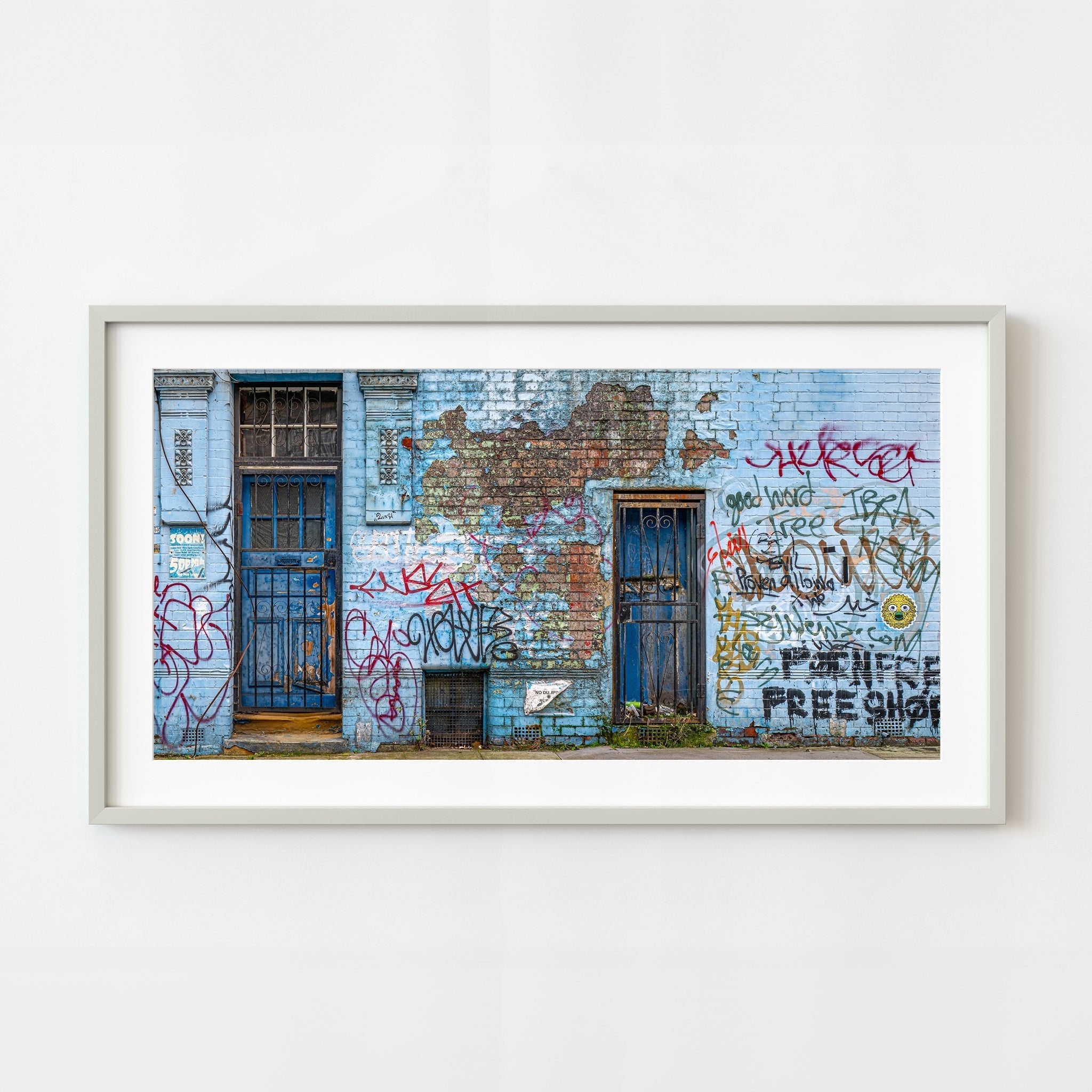 Banksy Street Art Graffiti Wall Art Achter De Gordijn Posters Canvas Schilderijen Kleurrijke Graffiti Foto's Prints Ingelijst voor Woonkamer Home Decor 40x60cm (16x24in) Met Frame Banksy Street Art Graffiti Wall Art Achter De Gordijn Posters Canvas Schilderijen Kleurrijke Graffiti Foto's Prints Ingelijst voor Woonkamer Home Decor 40x60cm (16x24in) Met Frame