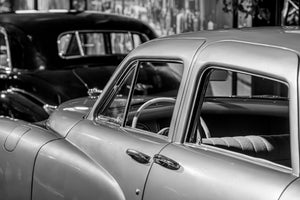 Detalle del coche Cadillac de los años 1940 con ventana abierta y banqueta