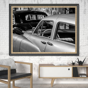 Coches antiguos en capas en composición en blanco y negro