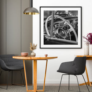 Image en noir et blanc d’un intérieur de berline Cadillac vintage