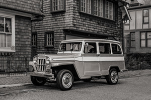 Willys Wagon classique devant une maison historique de style bardeau
