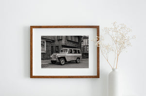 Photo en noir et blanc d'une Jeep Willys de 1953