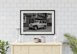 SUV rétro Art mural avec toile de fond architecturale