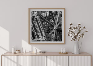 Architecture de pont industriel photographiée depuis une rivière au centre-ville de Chicago