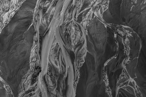 Patrones abstractos de ríos aéreos a través del paisaje costero de Alaska