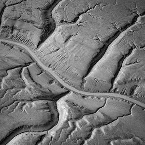 Zwart-witfoto van het strand van Alaska