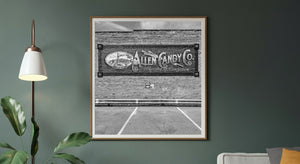 Pintura mural de Allen Candy Company en una escena urbana monocromática