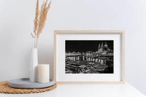 Kunstwerk aan de waterkant van Amsterdam en kerktorens