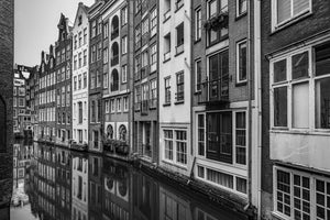Arquitectura holandesa histórica reflejada en aguas tranquilas