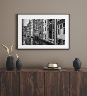 Casas altas de Ámsterdam junto al canal con detalles reflejados