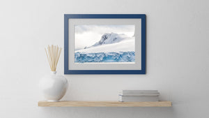 Hermosos acantilados de hielo cubiertos de nieve en la Antártida | Foto Impresión de arte Fine Art impresión fotográfica