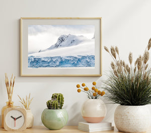 Hermosos acantilados de hielo cubiertos de nieve en la Antártida | Foto Impresión de arte Fine Art impresión fotográfica