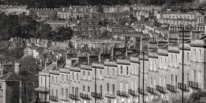 Imagen en blanco y negro de una zona residencial densamente poblada con hileras de casas.