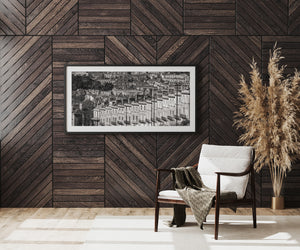 Interior moderno con paneles de madera en las paredes, una silla y una planta decorativa.