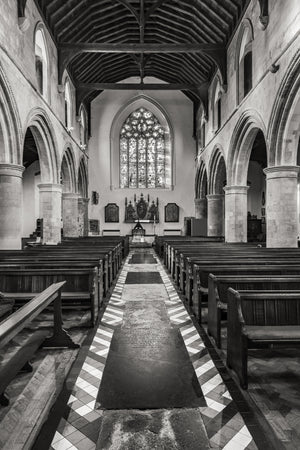 Vue en noir et blanc vers le bas de la nef de l'église historique de l'East Sussex  