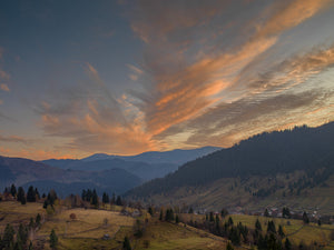 Magnifique coucher de soleil sur les collines et la vallée de Roumanie | Édition limitée à 10