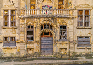foto frontal del edificio en decadencia urbana