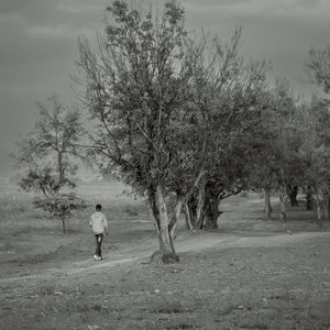 Paysage rural de Tanzanie avec enfant sur un sentier de terre