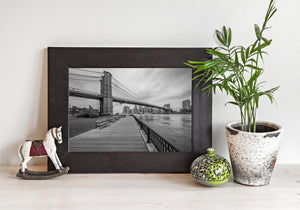 Tijdloze scène met parkbanken in Brooklyn Bridge