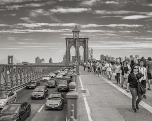 Auto e persone che attraversano il ponte di Brooklyn in bianco e nero