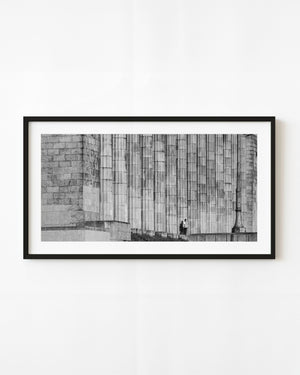 Black and white photograph of monumental columns at Buenos Aires Law Faculty.