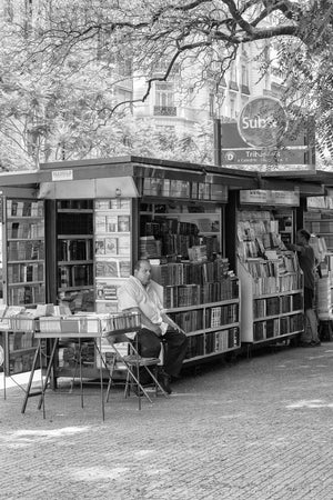 Fotografía del mercado del libro urbano en blanco y negro.