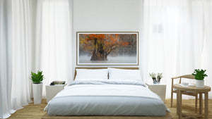Moderne slaapkamer met een bed, bijzettafels en kunstwerken aan de muur.