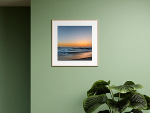 أمواج المحيط تتدحرج على رمال الشاطئ العاكسة
