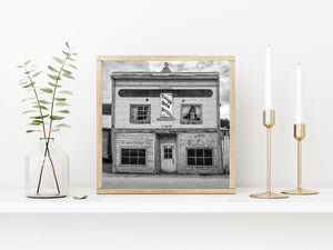 歴史的なドーソンシティの建物の塗装が剥がれた外観