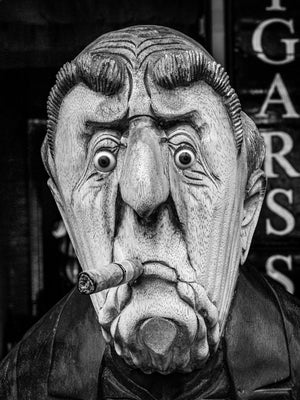 Eccentrica scultura di uomo in legno in bianco e nero