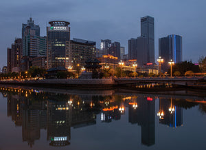 Lo skyline di Chengdu si riflette sull'acqua calma