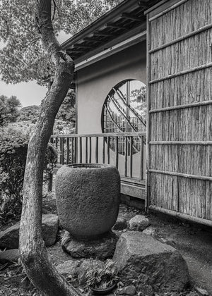 Arquitectura de jardín japonés en blanco y negro con ventana circular