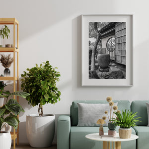 Escena de jardín japonés minimalista con madera y piedra texturizadas.
