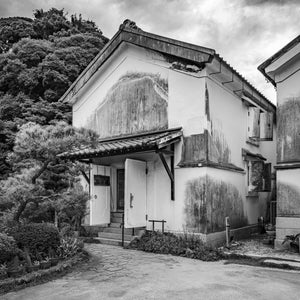 Historyczna japońska architektura gipsowo-drewniana w kolorze monochromatycznym Fukuoka