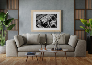 Monochromes Oldtimer-Armaturenbrett mit Lenkraddetail