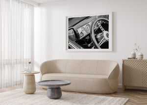 Schwarz-weißer Oldtimer-Innenraum mit polierten Chromdetails