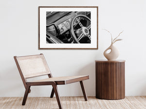 Zeitloses Ford-Cabrio-Interieur, eingefangen in Monochrome Fotografie
