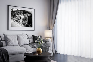 Cruscotto e ruota di un'auto classica in bianco e nero