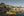 Der alte irische Hafen ist vom Meer aus in goldenes Abendlicht getaucht
