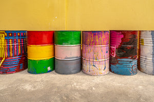 Mit Farbe bedeckte Metallfässer im urbanen Street-Art-Stil im Innenhof von Panama