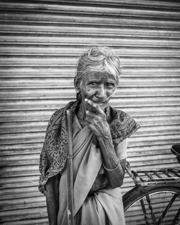 Curious elderly woman in Southern India – street photography