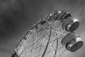 Sydney-Skyline-Riesenrad gegen bewölkten Himmel