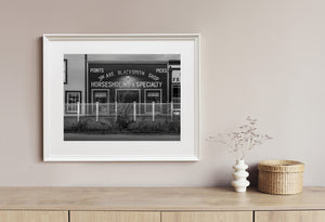 Verwitterte Holzfassade in Dawson City Yukon Schwarz‑Weiß‑Fotografie