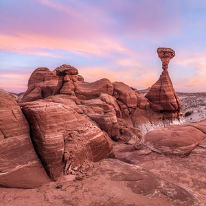Formations rocheuses vibrantes dans un paysage désertique