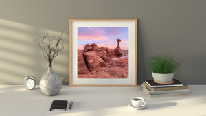 Hoodoos naturels contre un ciel pastel