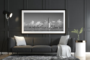 Faro in bianco e nero lungo il panorama del litorale dell'isola