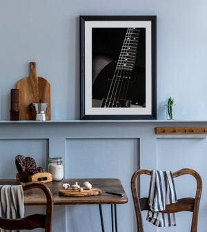 Primo piano delle opere d'arte moderne della parete della chitarra elettrica
