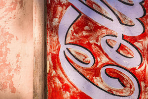 Langzaam verdwenen Coca-Cola-advertentie op bakstenen muur India