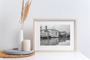 Elegante bogen van Ponte Santa Trinita in het stadsbeeld van Florence